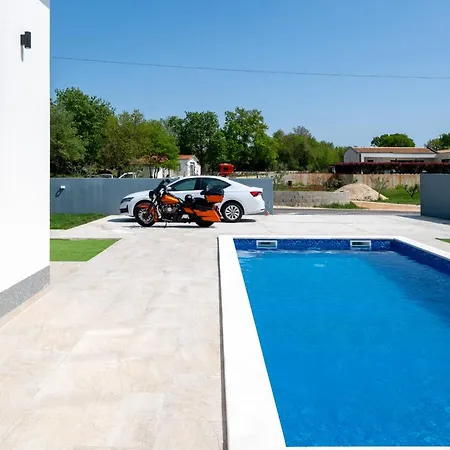Noa Near Pula